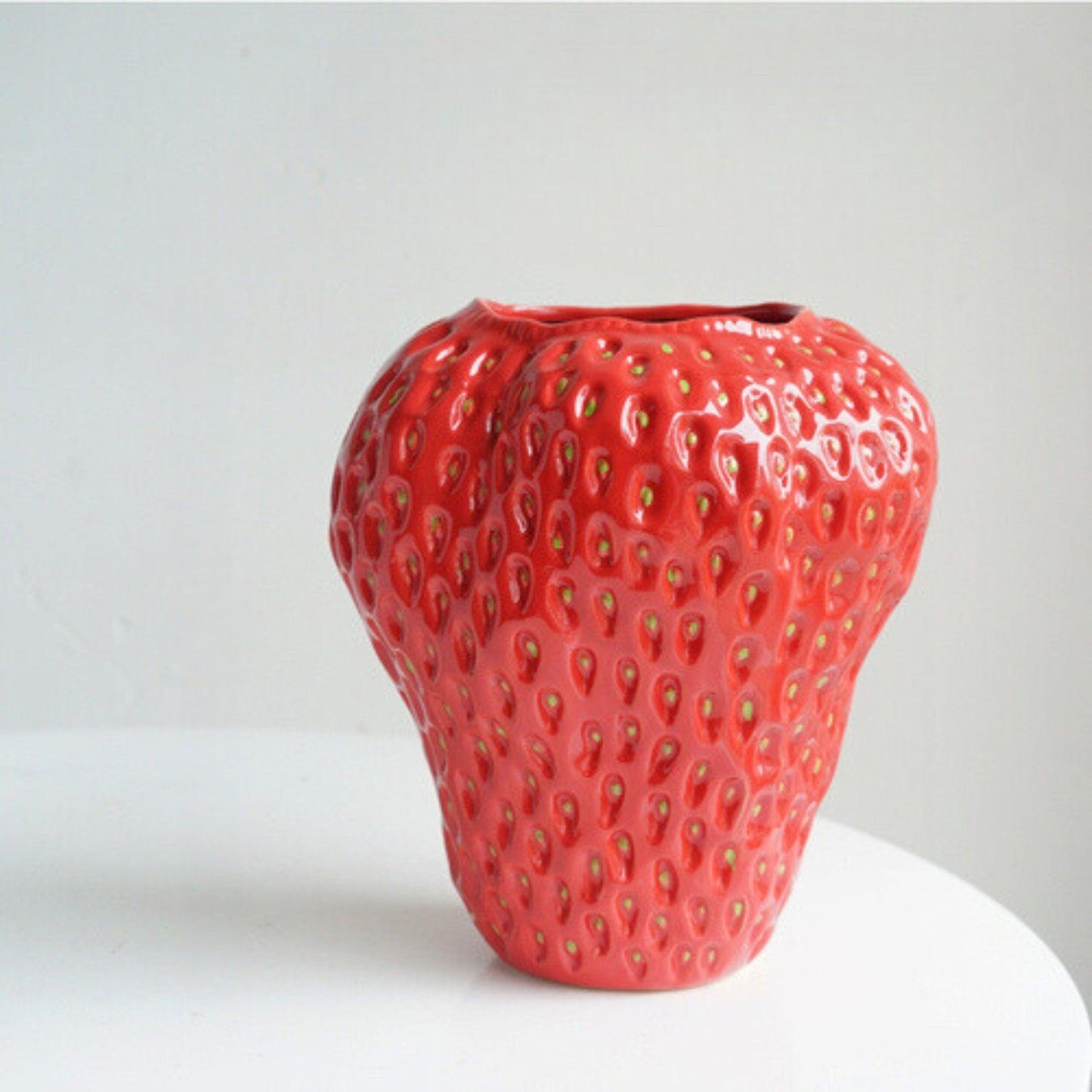 Vase décoratif en forme de fraise en céramique
