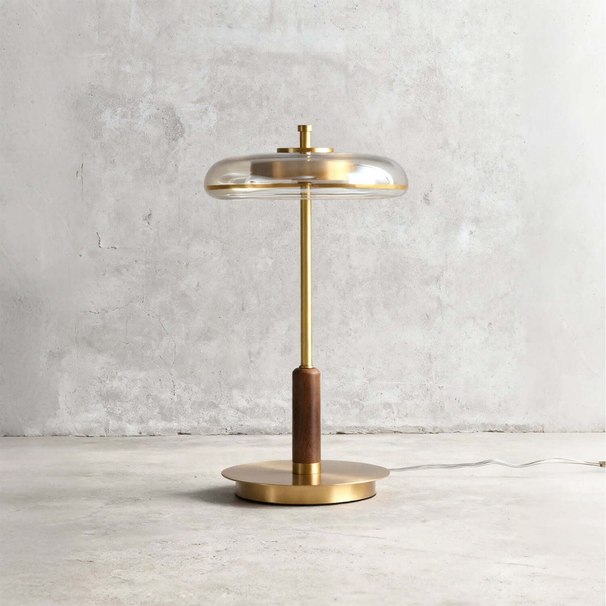 Lampe de table Fenrik en noyer moderne du milieu du siècle