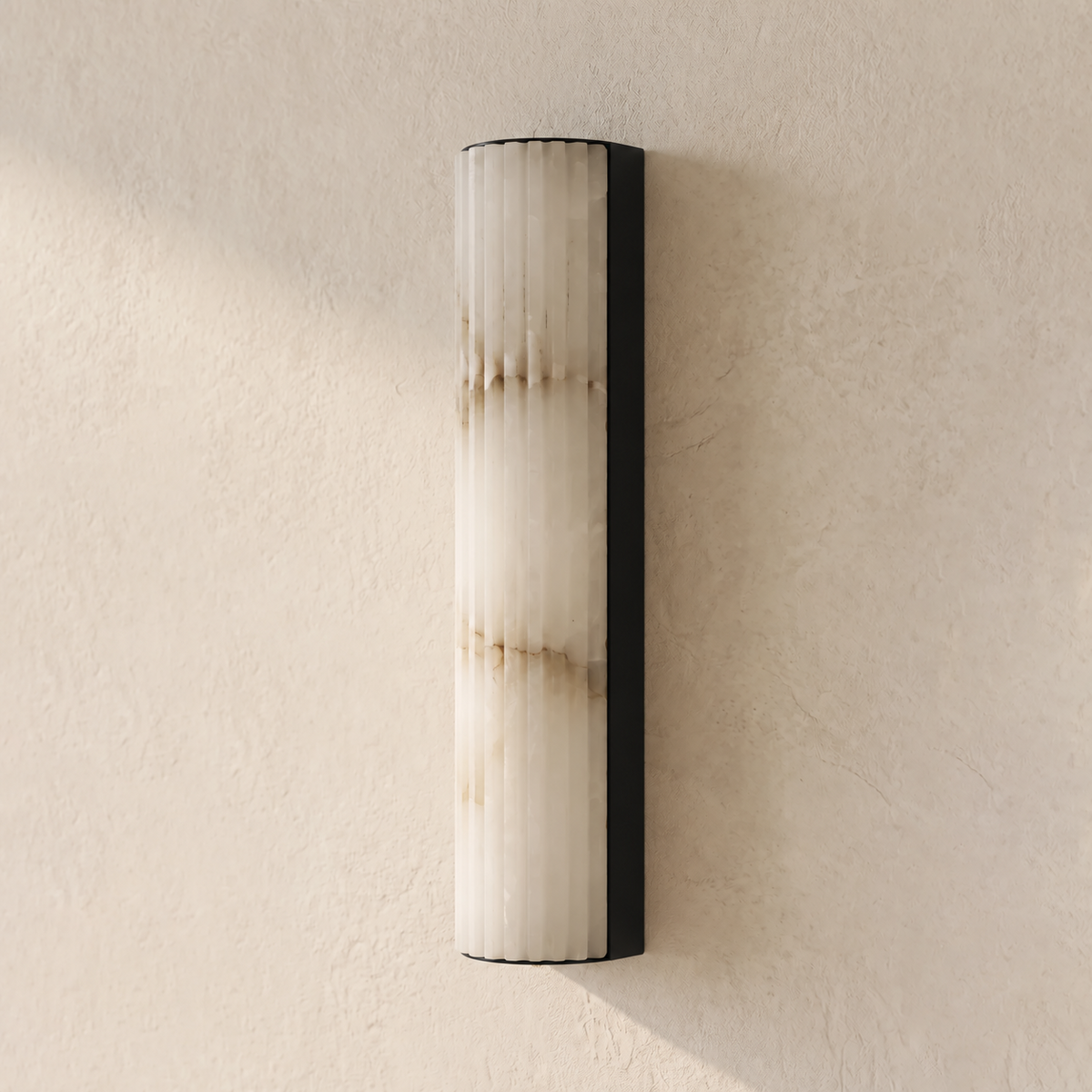 Applique murale minimaliste cannelée en albâtre Rivenna
