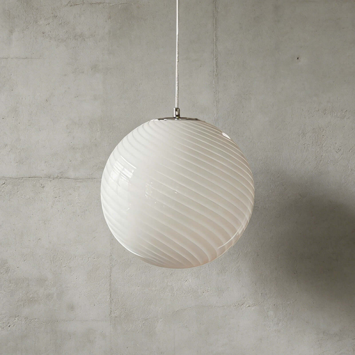 Suspension en forme de globe en verre torsadé