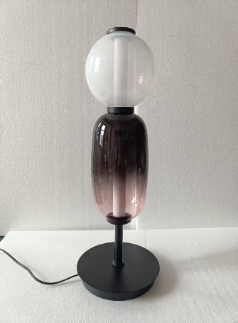 Lampe sur pied de créateur avec détails colorés