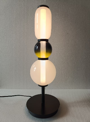 Lampe sur pied de créateur avec détails colorés