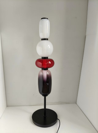 Lampe sur pied de créateur avec détails colorés