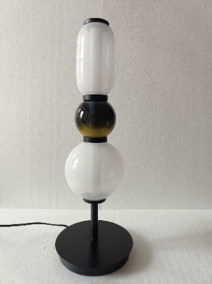 Lampe sur pied de créateur avec détails colorés