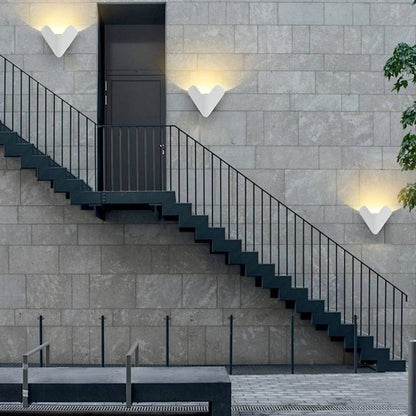 Lampe murale extérieure minimaliste en métal triangulaire