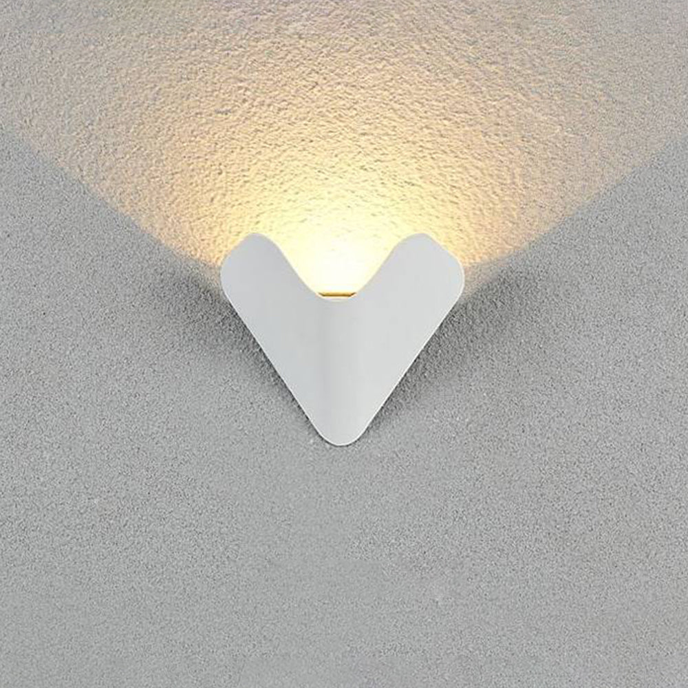Lampe murale extérieure minimaliste en métal triangulaire