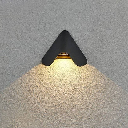 Lampe murale extérieure minimaliste en métal triangulaire