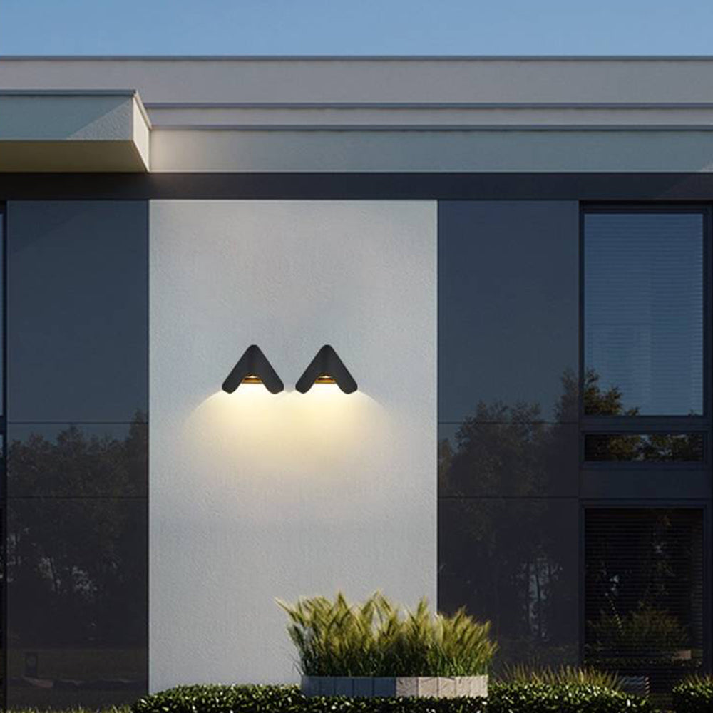 Lampe murale extérieure minimaliste en métal triangulaire