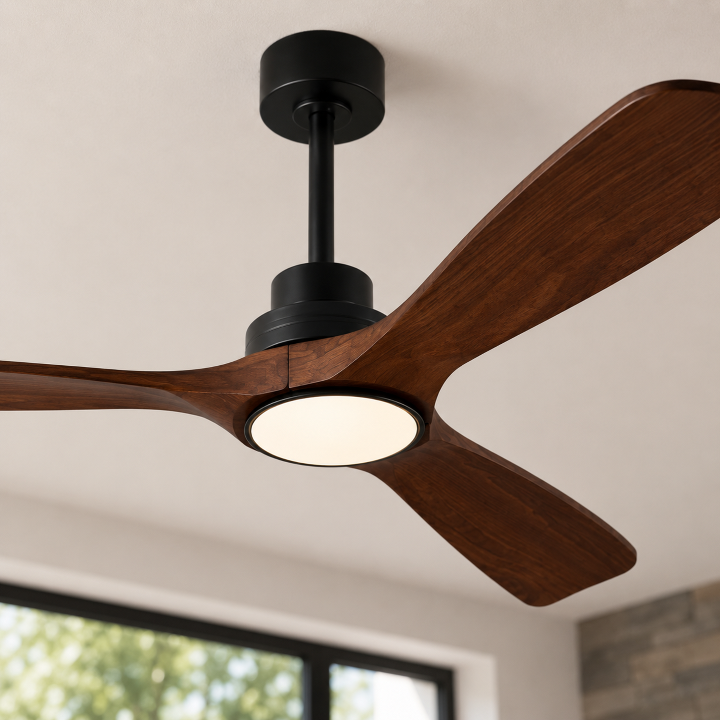 Ventilateur de plafond moderne avec pales en bois et lumière intégrée