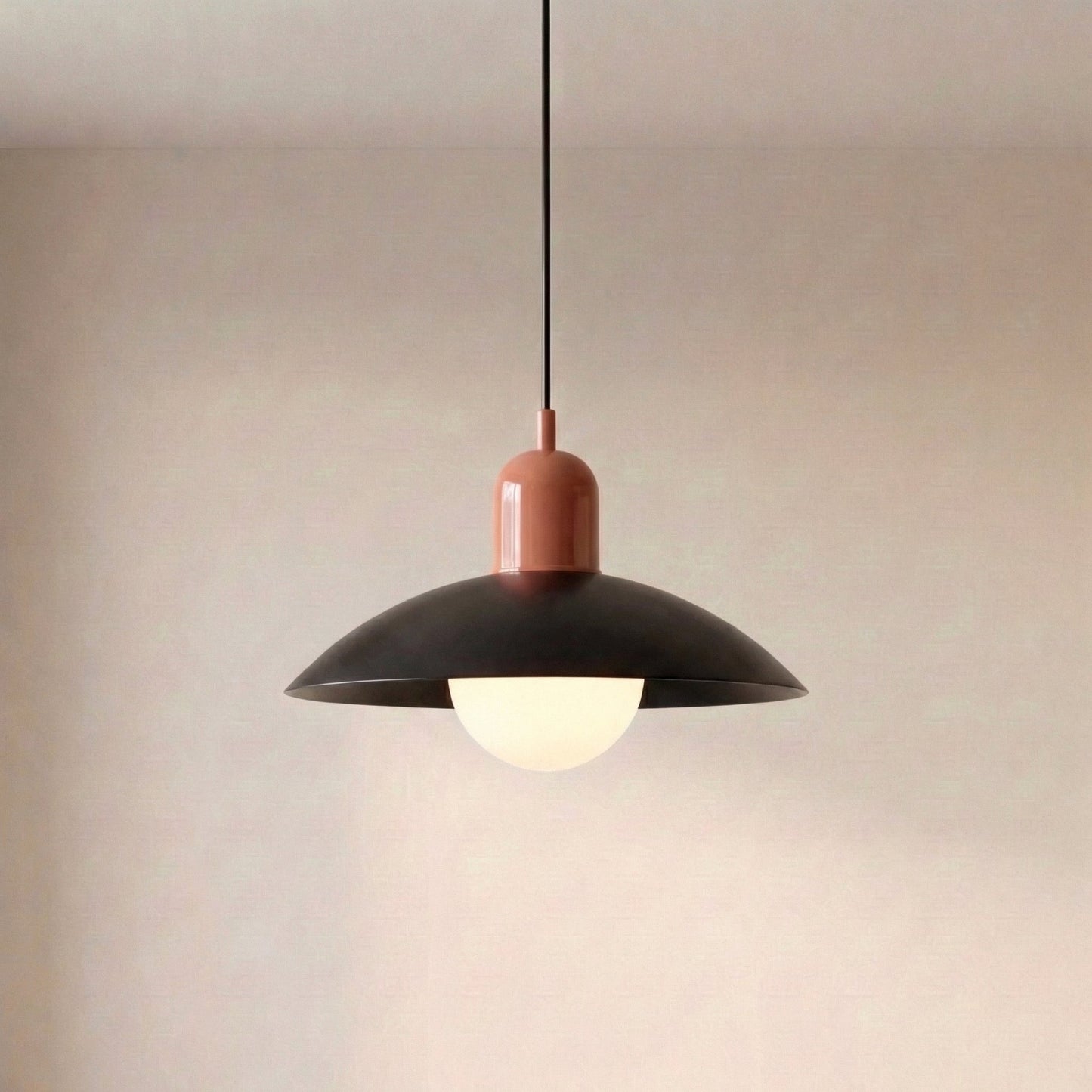 Suspension moderne au design coloré