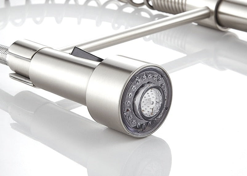 Robinet de cuisine moderne avec pulvérisateur à ressort escamotable