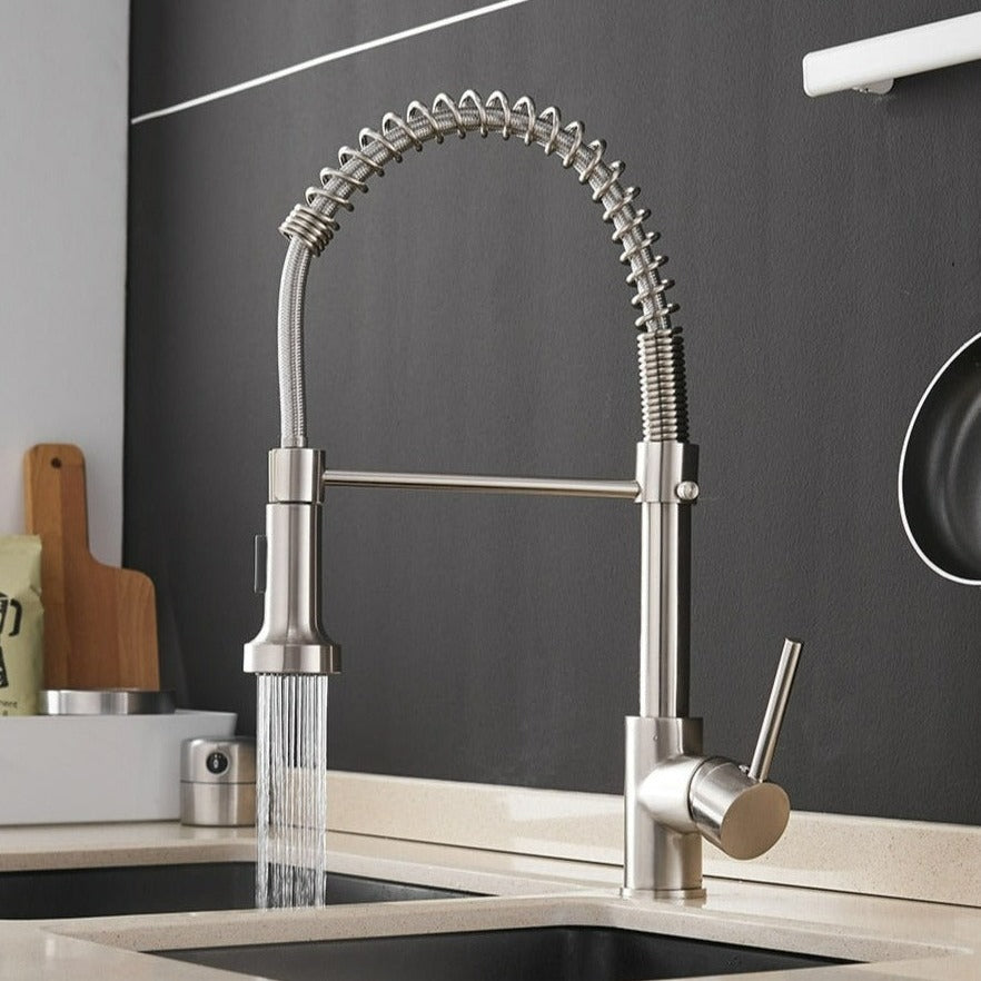 Robinet de cuisine moderne avec pulvérisateur à ressort escamotable