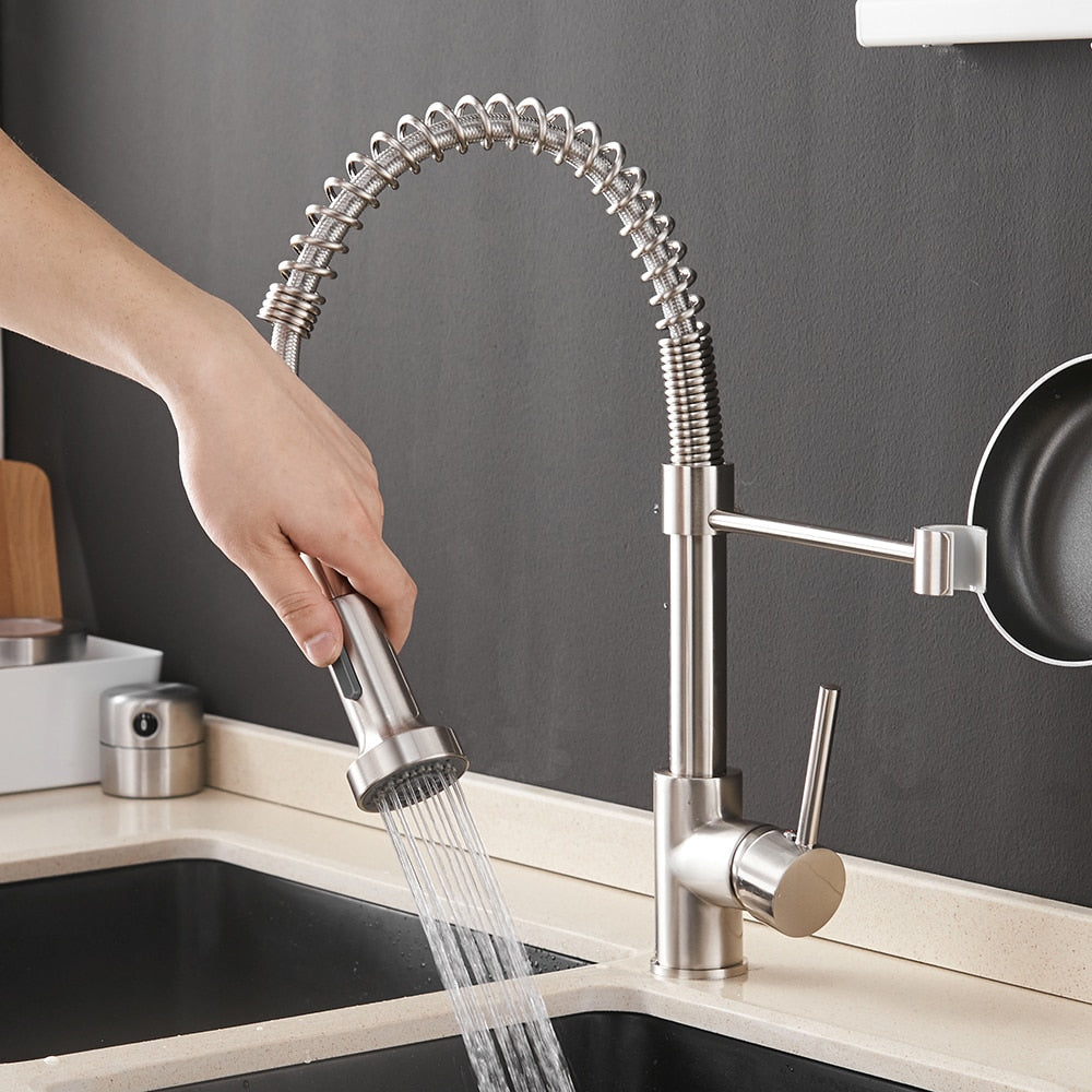 Robinet de cuisine moderne avec pulvérisateur à ressort escamotable