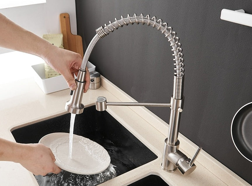 Robinet de cuisine moderne avec pulvérisateur à ressort escamotable