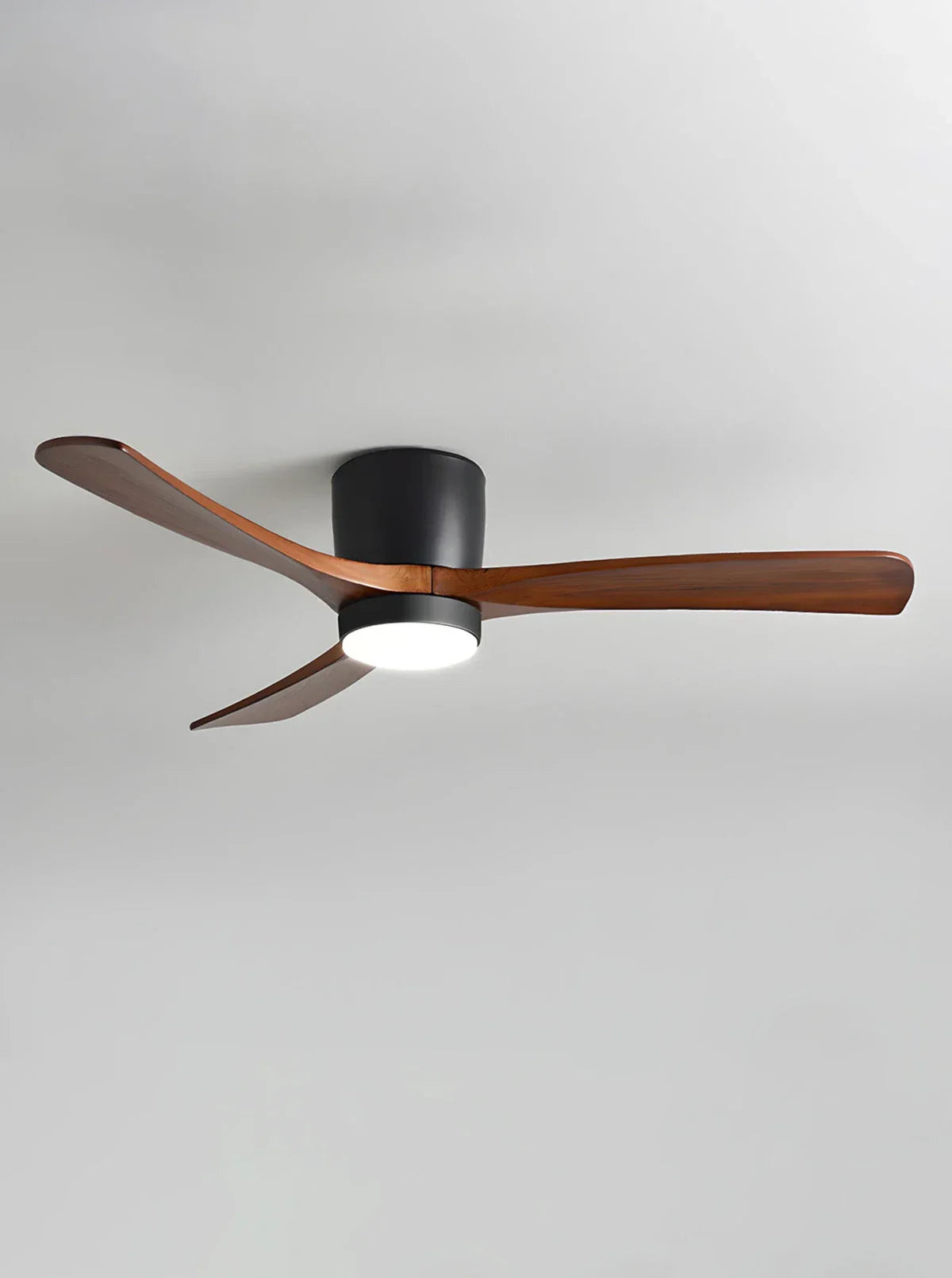 Ventilateur de plafond moderne avec pales en bois et lumière intégrée