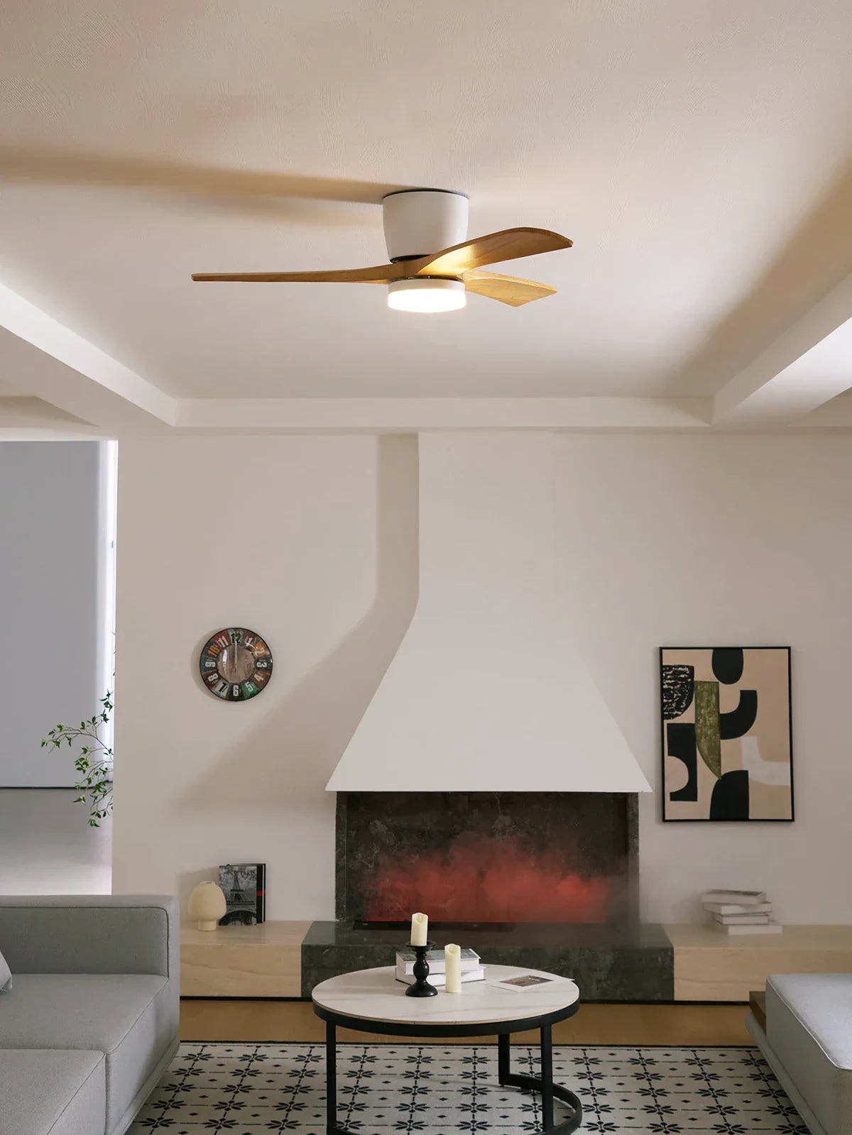 Ventilateur de plafond moderne avec pales en bois et lumière intégrée