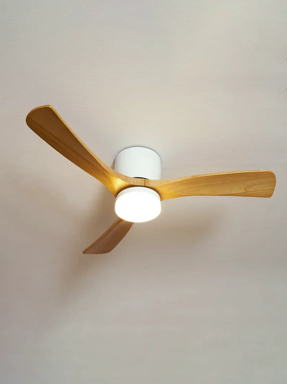 Ventilateur de plafond moderne avec pales en bois et lumière intégrée