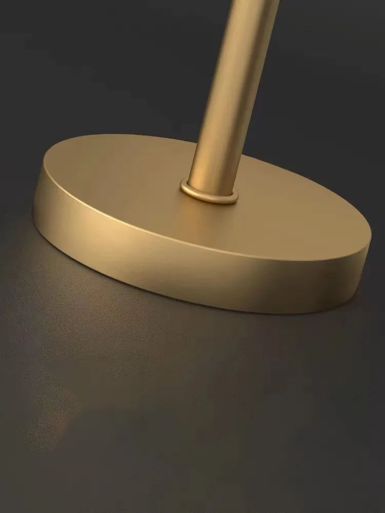 Lampe de table globe en verre doré