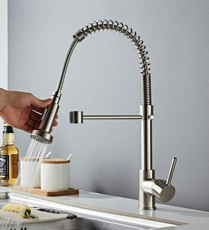 Robinet de cuisine moderne avec pulvérisateur à ressort escamotable