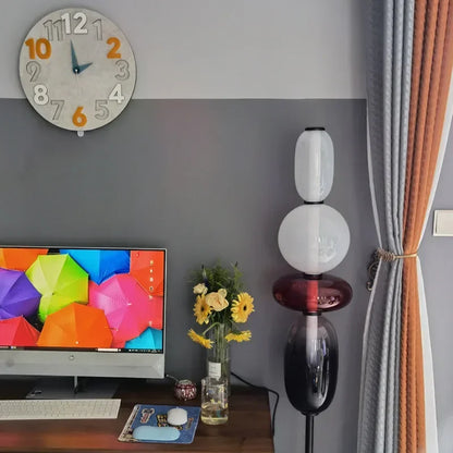 Lampe sur pied de créateur avec détails colorés