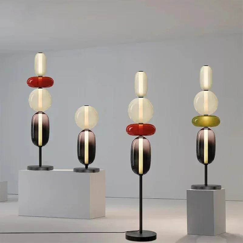 Lampe sur pied de créateur avec détails colorés