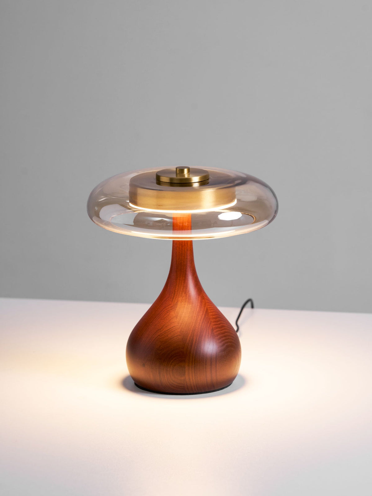Lampe à poser en noyer style mi-siècle moderne Quilven