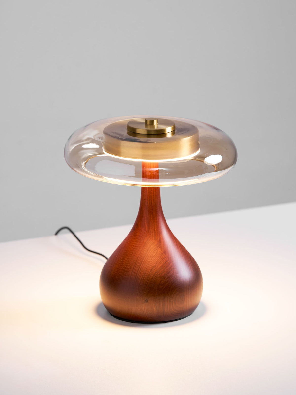 Lampe à poser en noyer style mi-siècle moderne Quilven