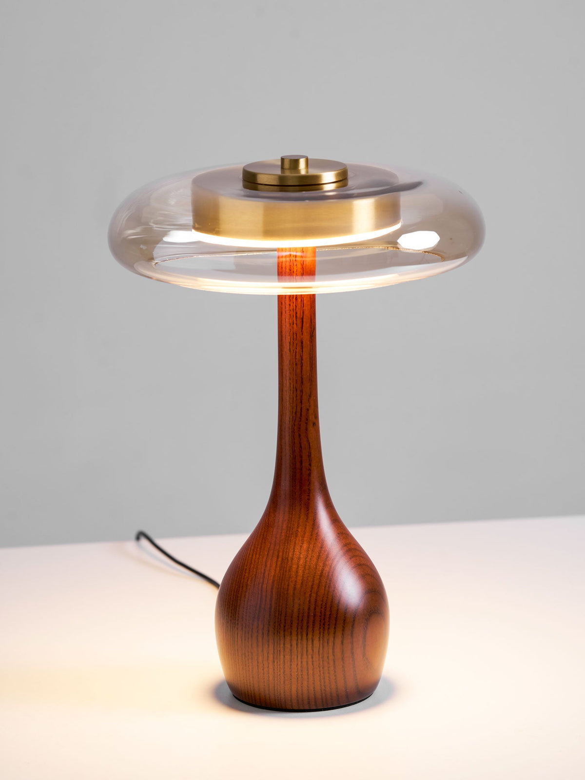 Lampe à poser en noyer style mi-siècle moderne Quilven