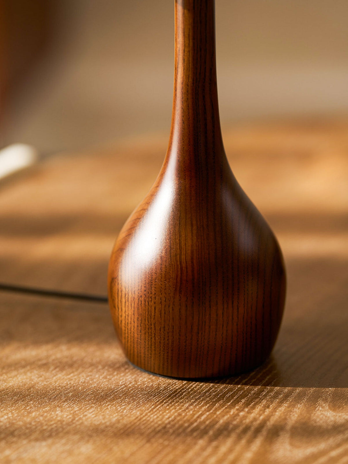 Lampe à poser en noyer style mi-siècle moderne Quilven