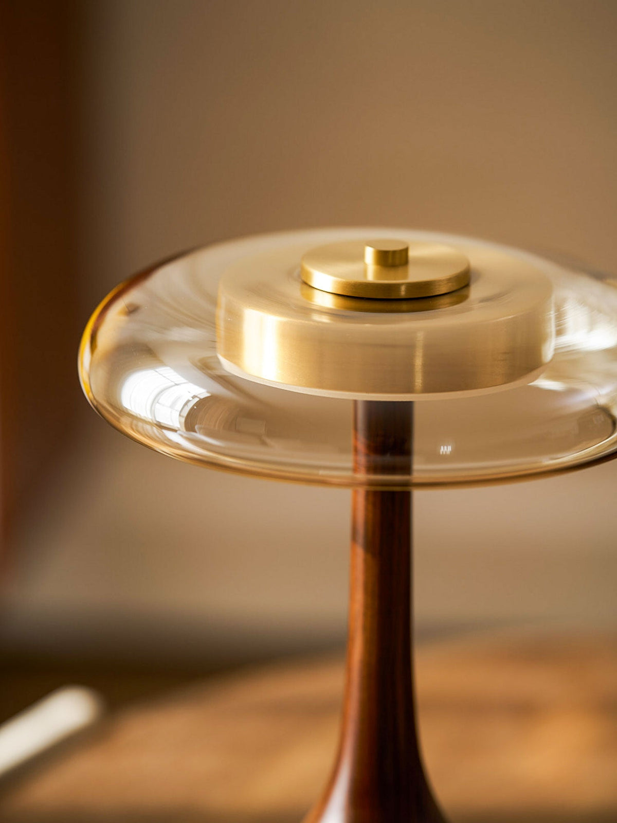 Lampe à poser en noyer style mi-siècle moderne Quilven