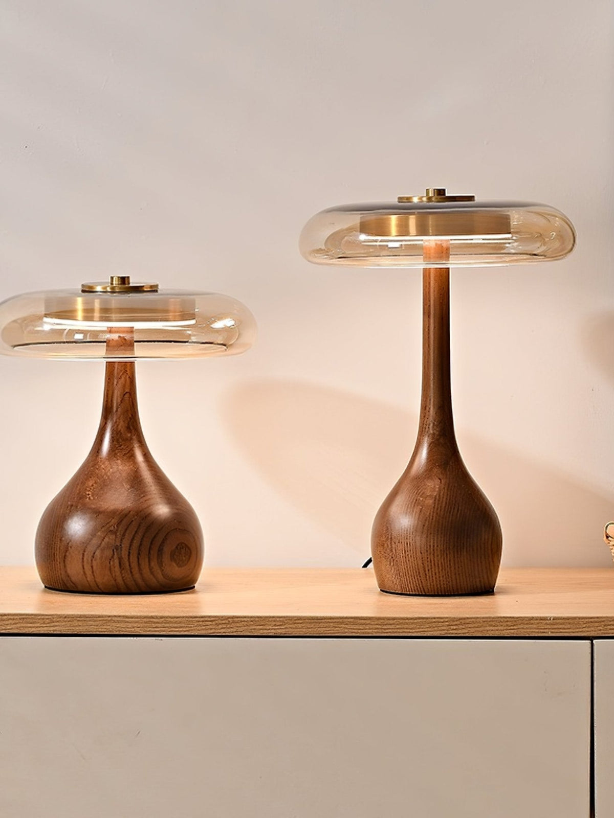 Lampe à poser en noyer style mi-siècle moderne Quilven