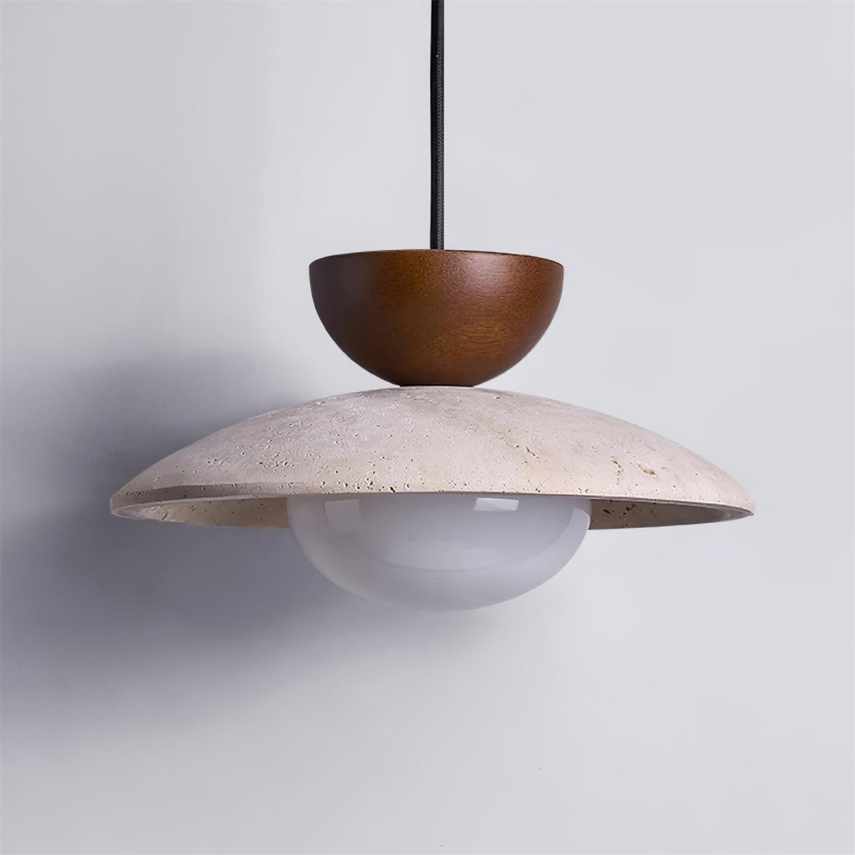 Suspension moderne en verre et travertin