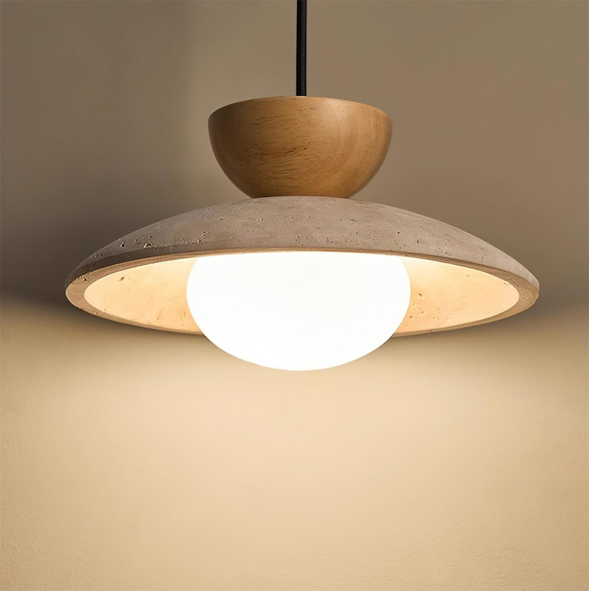 Suspension moderne en verre et travertin