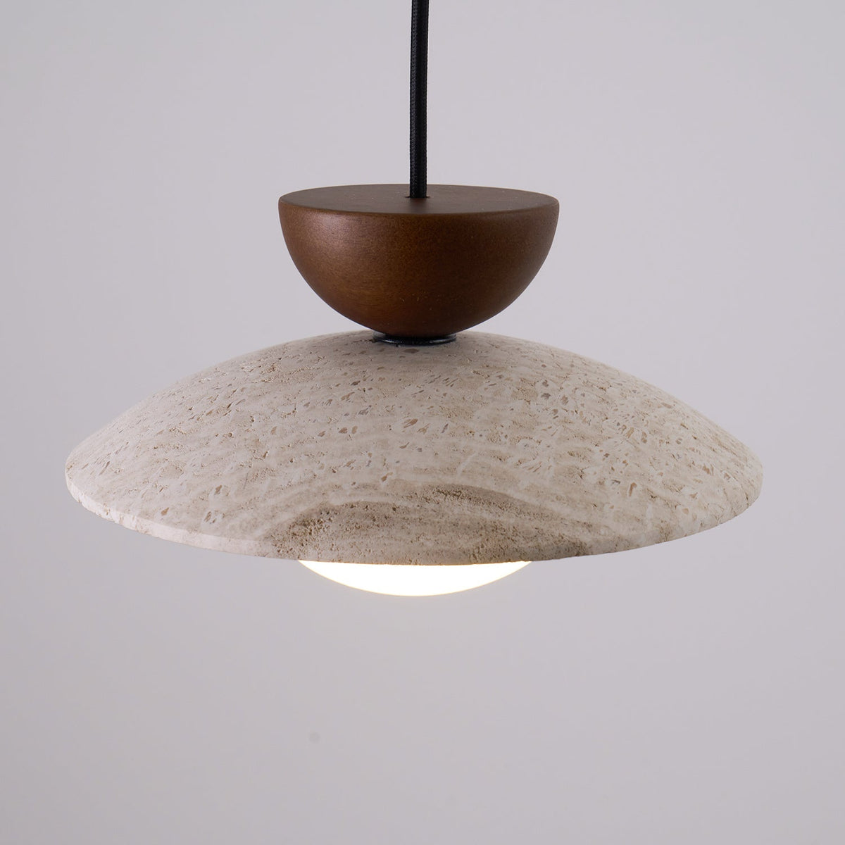 Suspension moderne en verre et travertin