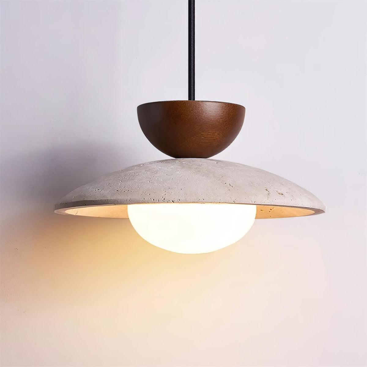 Suspension moderne en verre et travertin