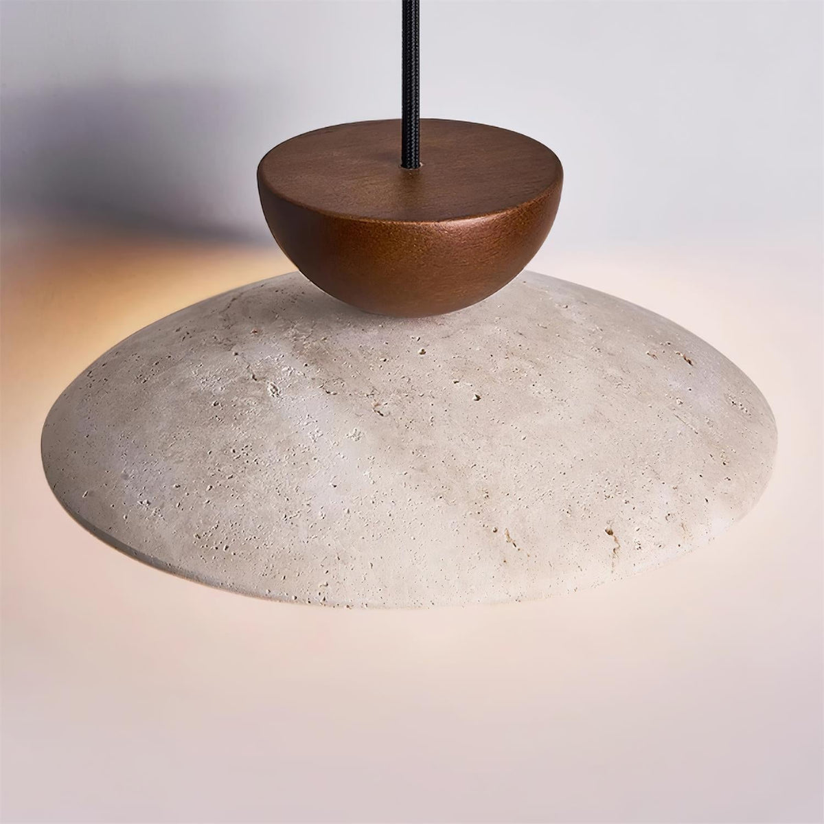 Suspension moderne en verre et travertin
