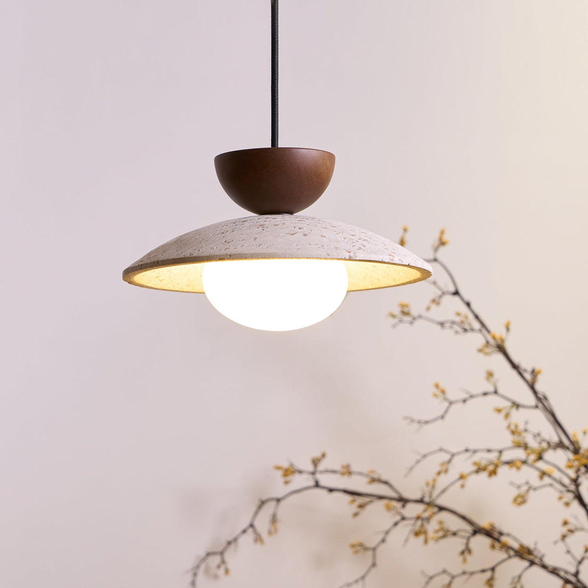 Suspension moderne en verre et travertin