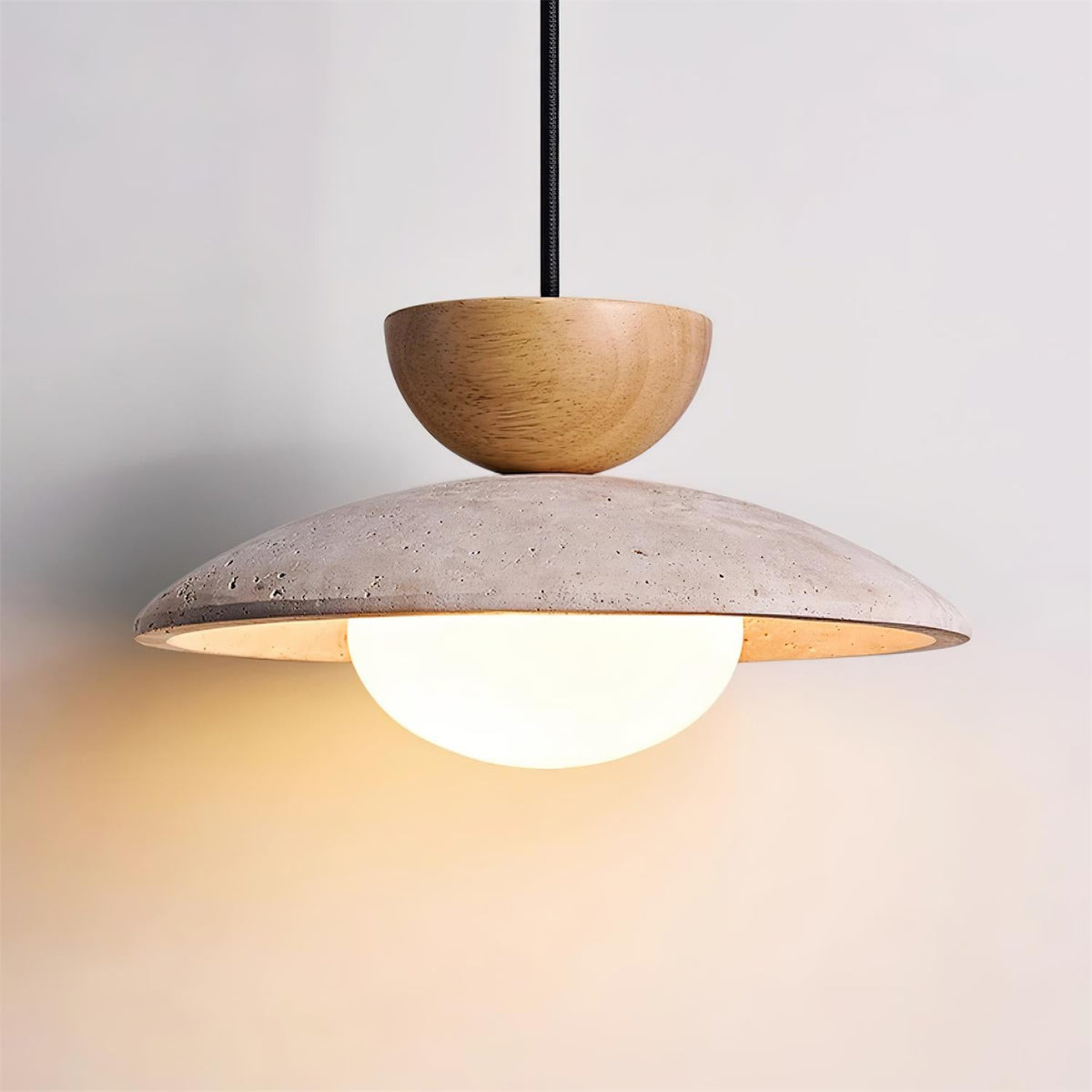 Suspension moderne en verre et travertin