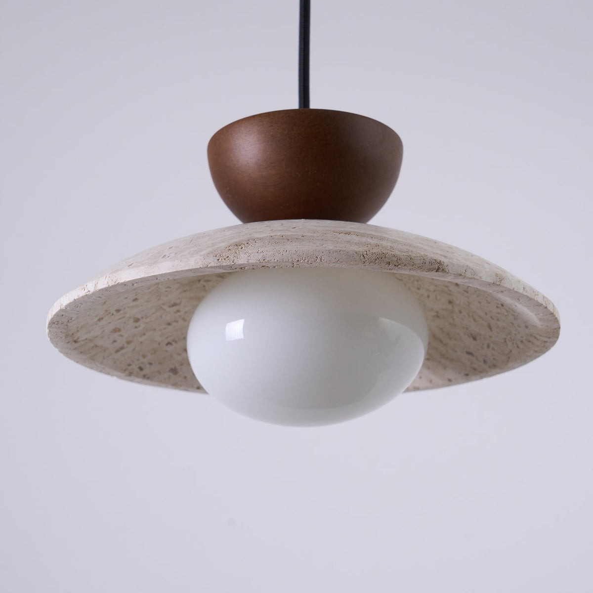 Suspension moderne en verre et travertin