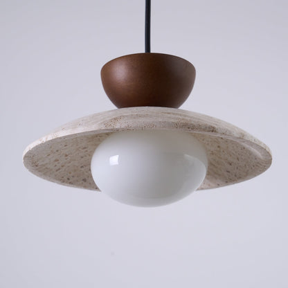 Suspension moderne en verre et travertin