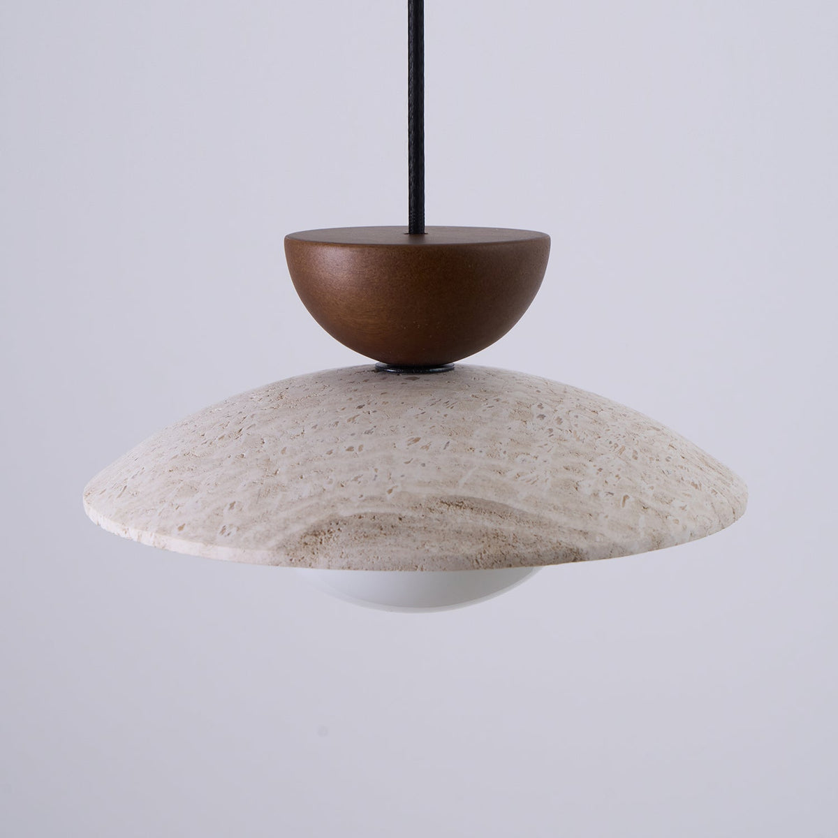 Suspension moderne en verre et travertin