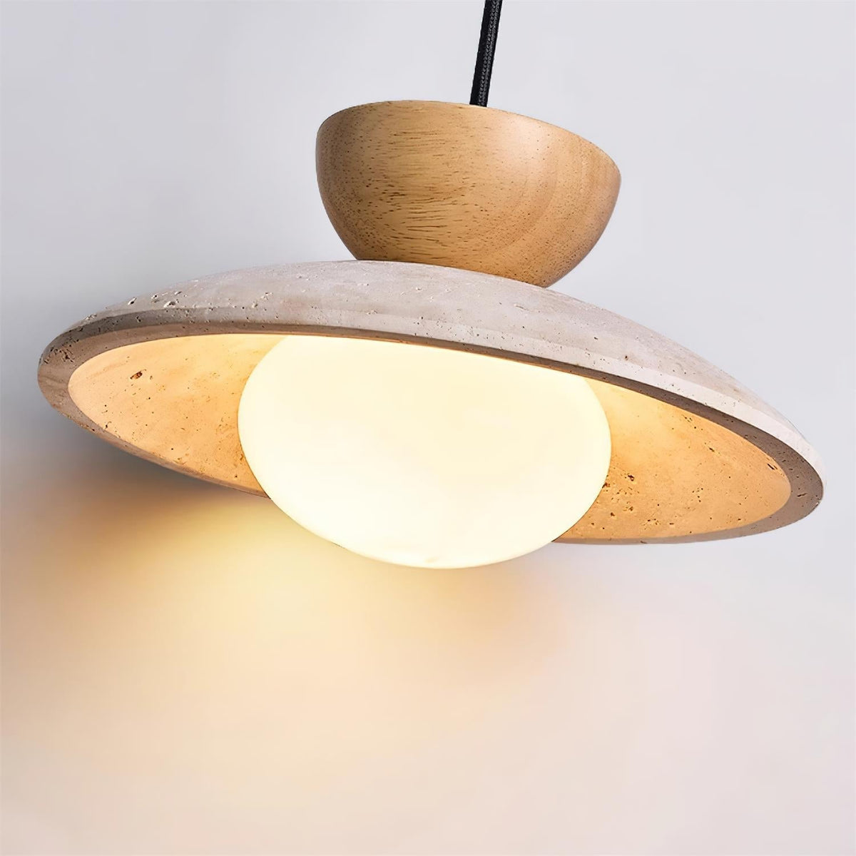 Suspension moderne en verre et travertin