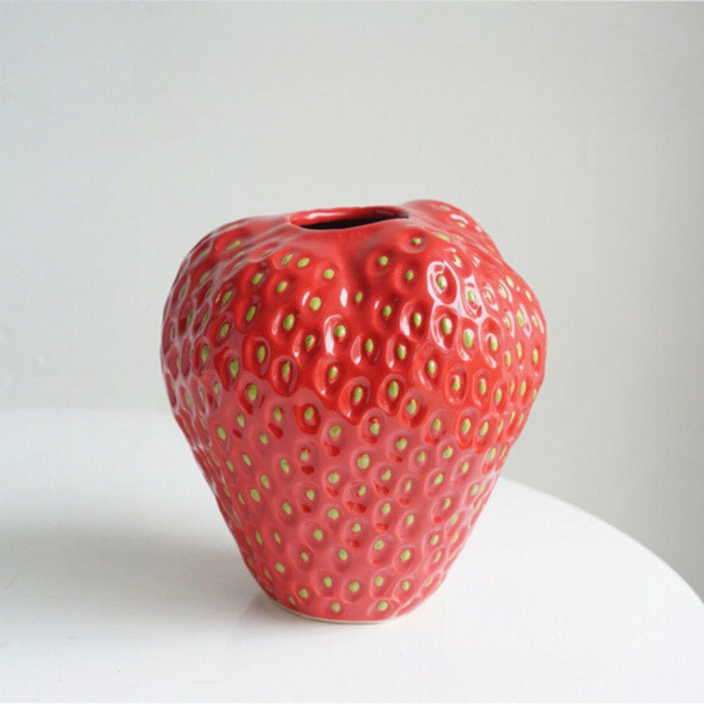 Vase décoratif en forme de fraise en céramique