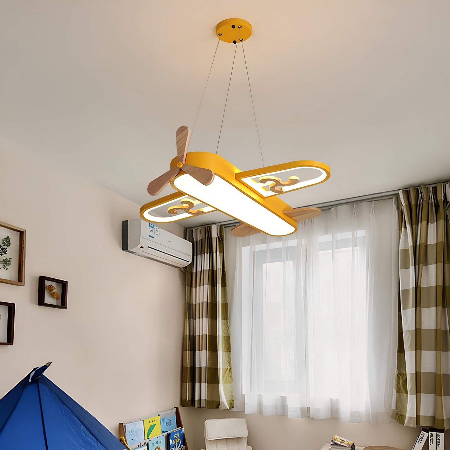 Lustre suspendu en forme d'avion charmant à LED pour enfants