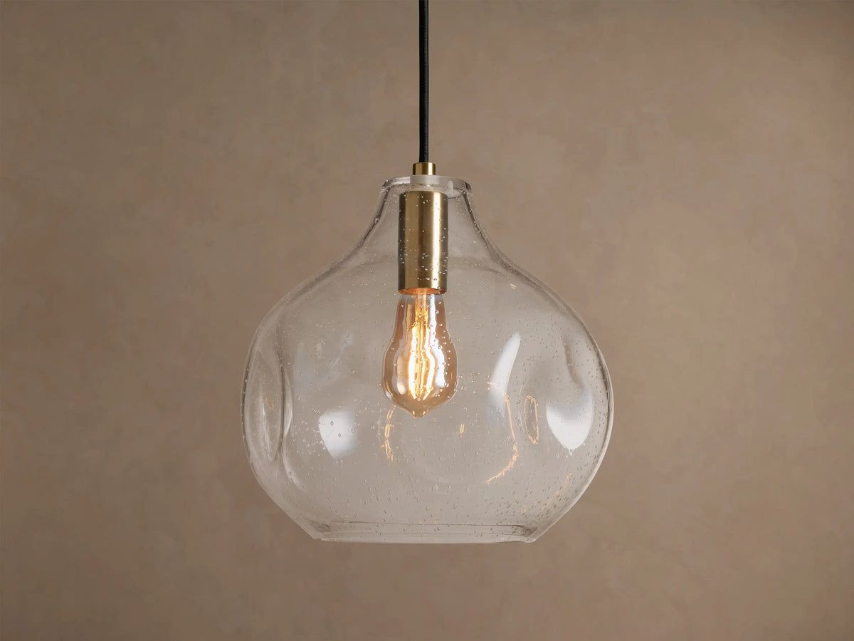 Suspension globe en verre texturé avec graines