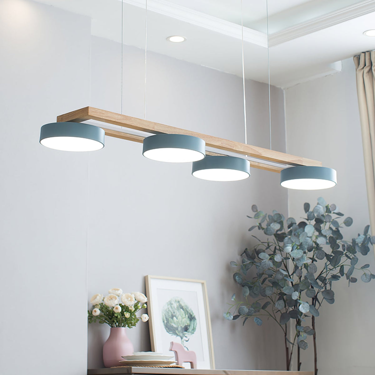 Lustre en bois linéaire avec motif d’oiseaux