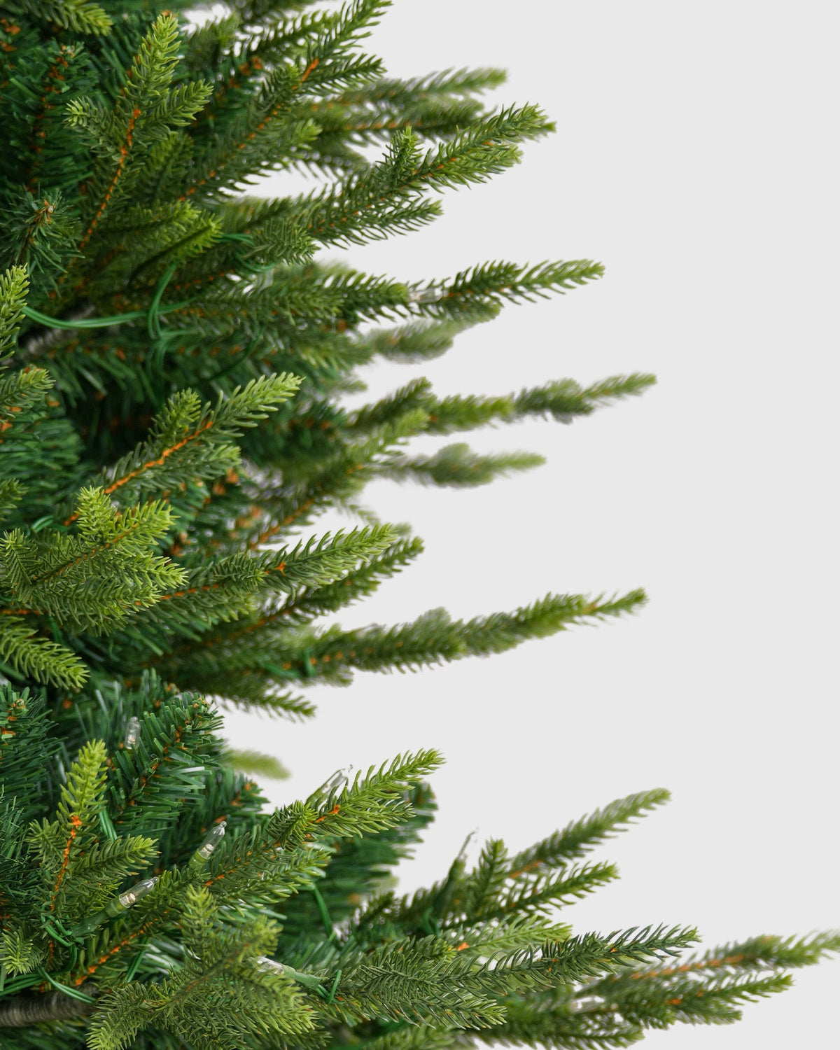 Sapin de Noël Skovra Classic PE/PVC de 12ft avec éclairage intégré