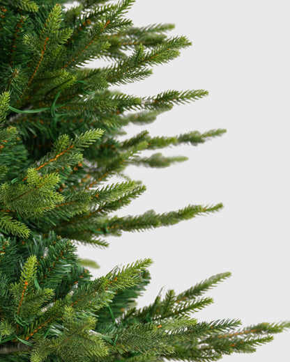Sapin de Noël Skovra Classic PE/PVC de 12ft avec éclairage intégré