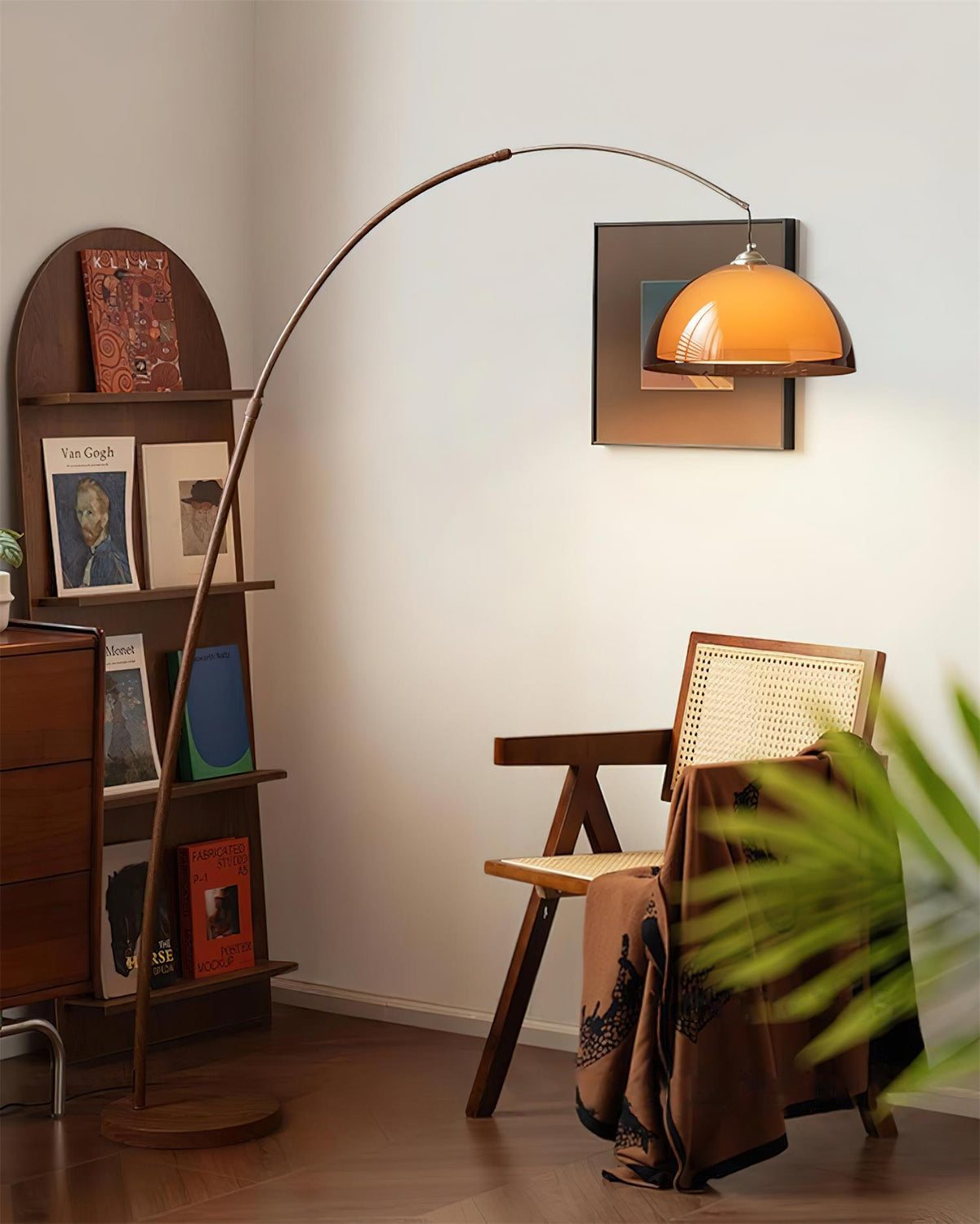Lampadaire en noyer arqué Halberon