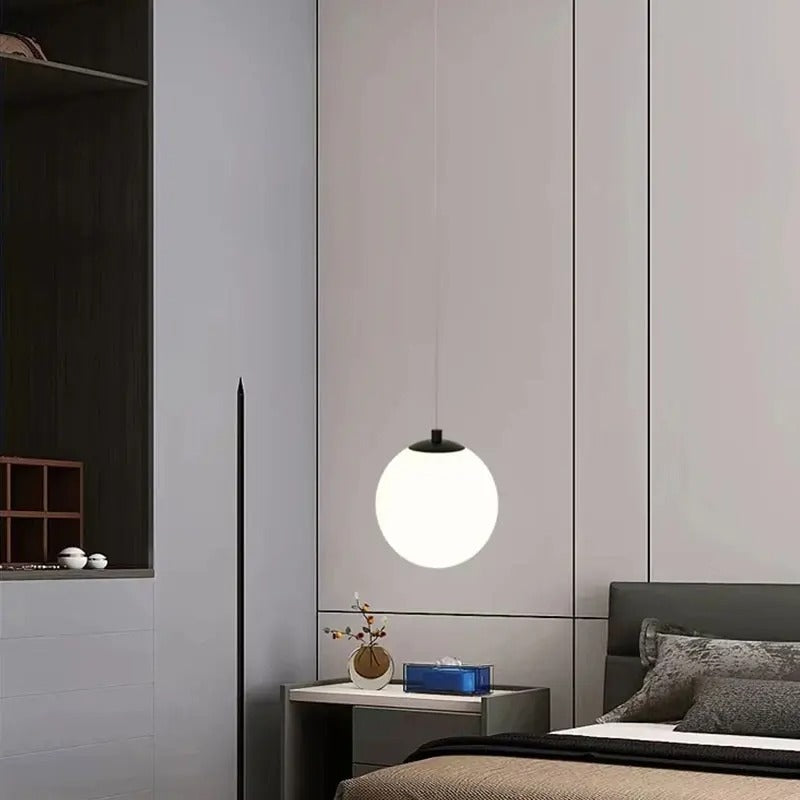 Suspension globe en verre opale nordique Solvara